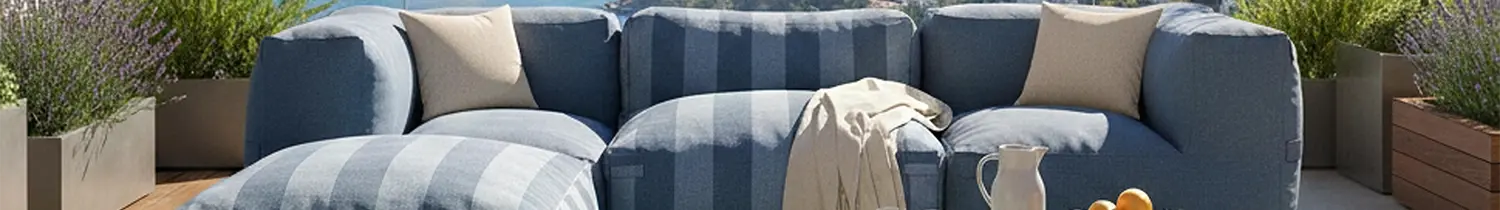 Modulares blaues und gestreiftes Gartenmöbel-Set mit Couchtisch und Außenteppich